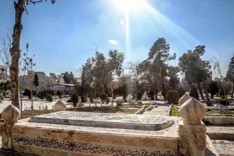 کدام یک از افراد معروف در ابنبابویه مدفون شدهاند؟